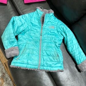 The north face, kids reversible jackets, teal solid, grey fur side. Size XS (6).